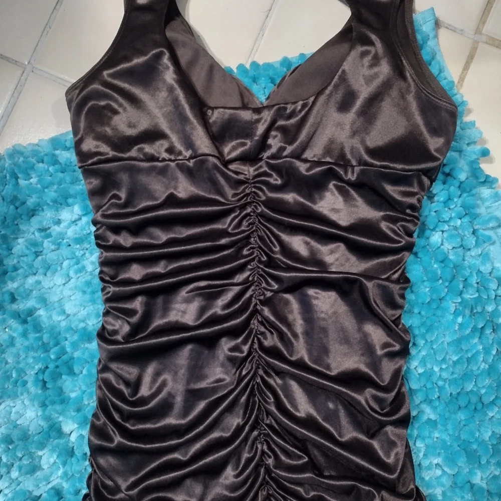 Beautiful form fitting top - Picture 13 of 14